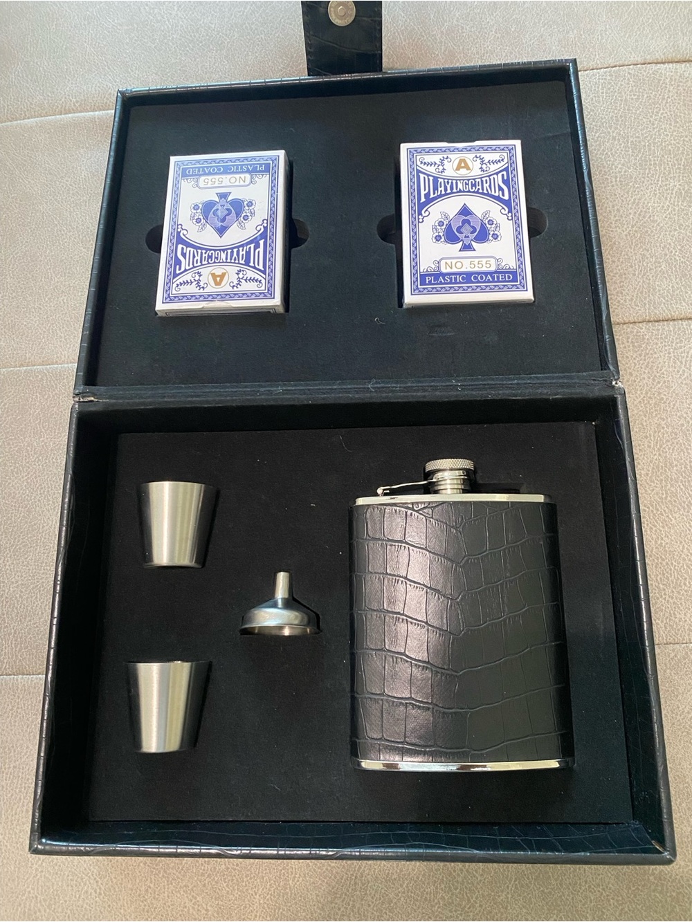 New Men’s Crocodile-Embossed Flask Gift Set with Cups, Funnel & Playing Cards